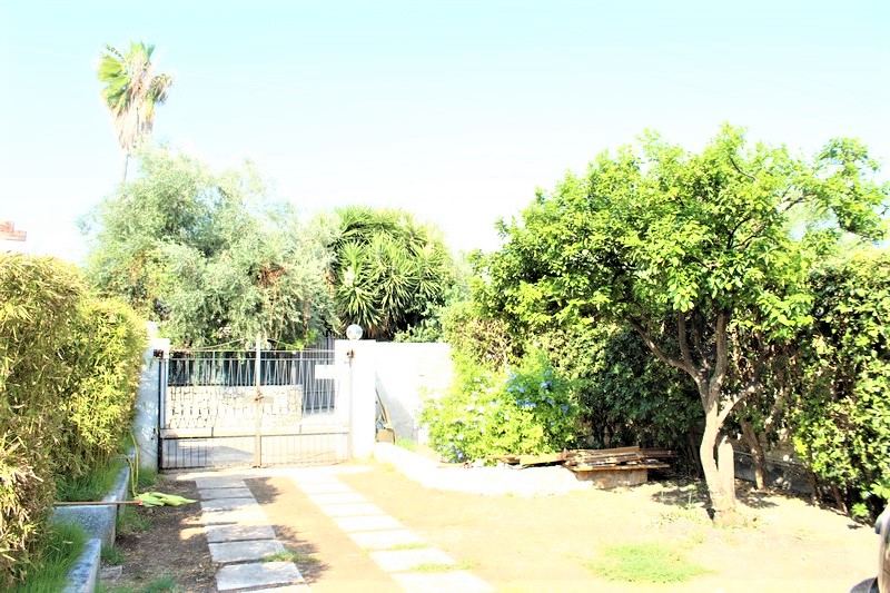 villa con giardino vicino al mare zona isola siracusa sicilia