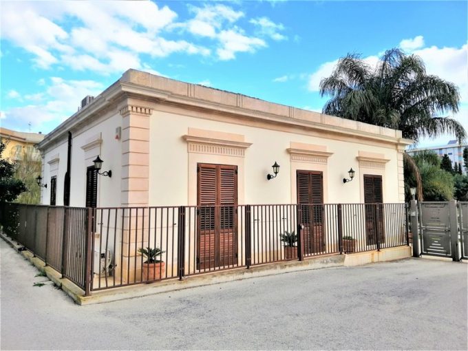 villa ristrutturata con giardino in vendita a siracusa sicilia