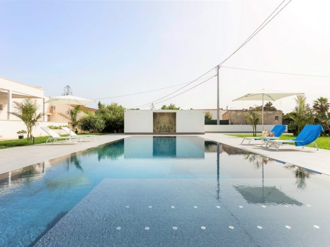 villa ristrutturata con piscina vicina al mare in vendita a fontane bianche siracusa sicilia