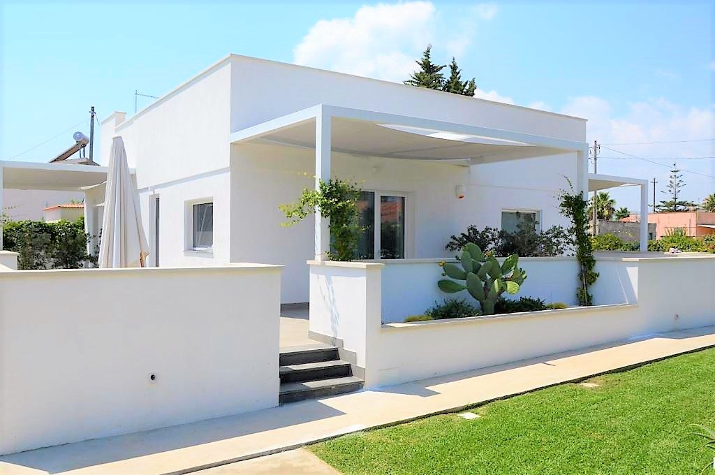 villa ristrutturata con piscina vicina al mare in vendita a fontane bianche siracusa sicilia
