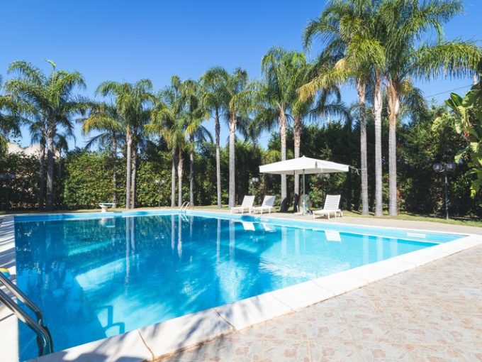 villa con piscina e giardino in vendita zona mare a fontane bianche siracusa sicilia