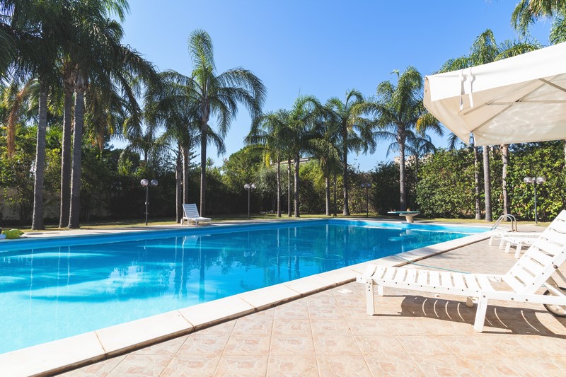 villa con piscina e giardino in vendita zona mare a fontane bianche siracusa sicilia