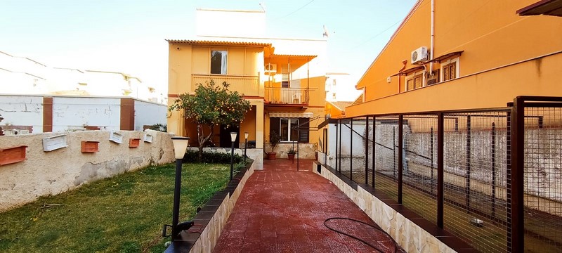 Villa bifamiliare in città zona Grottasanta