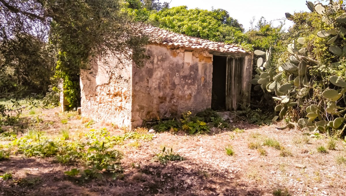 villa da ristrutturare con terreno zona isola siracusa sicilia