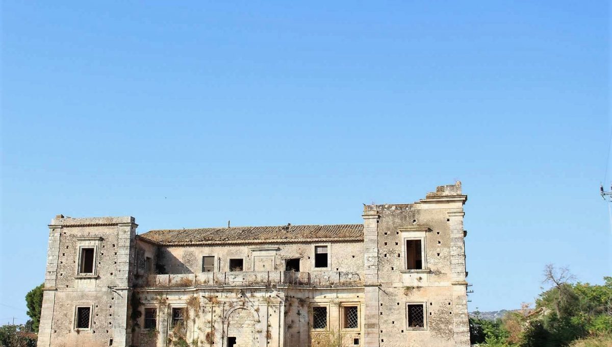 casale da ristrutturare con terreno in vendita a siracusa sicilia