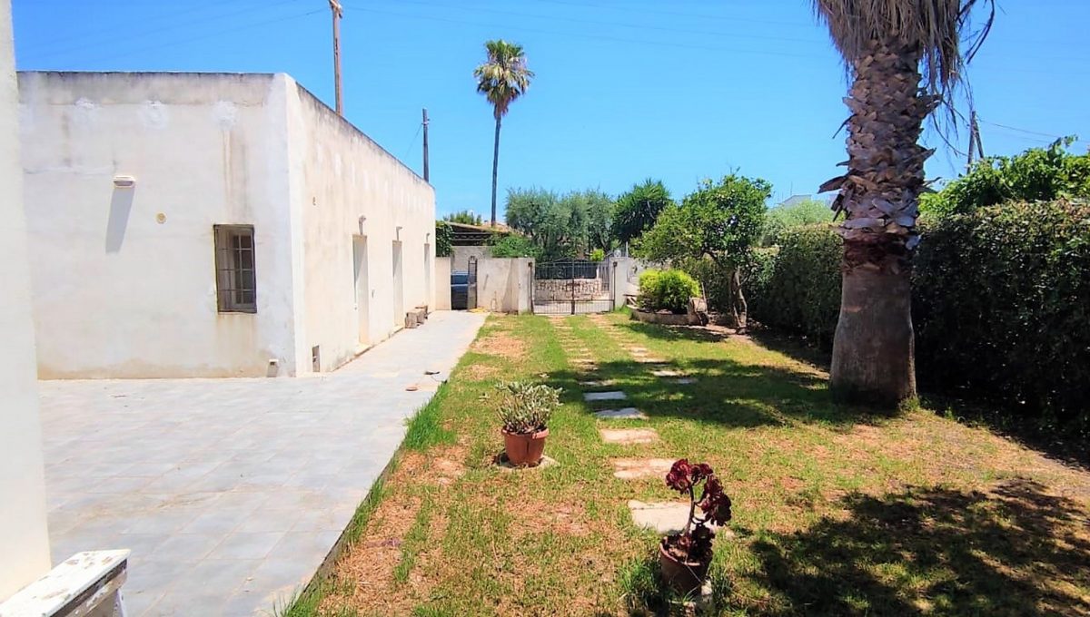 villa con giardino vicino al mare zona isola siracusa sicilia
