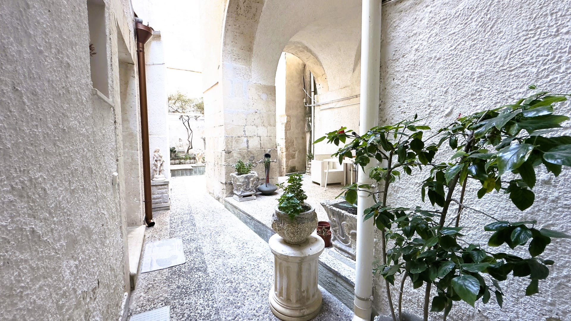 palazzo storico indipendente con terrazzo giardino da ristrutturare in vendita ortigia siracusa