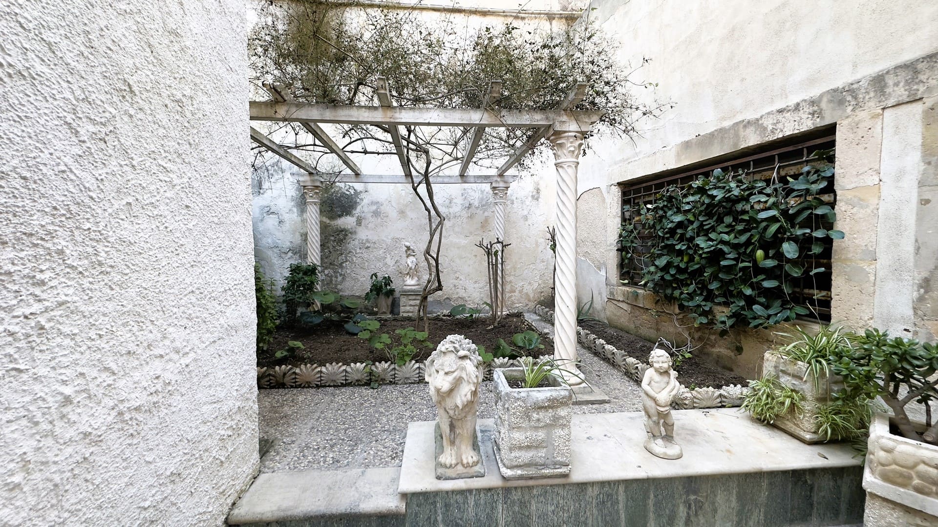 palazzo storico indipendente con terrazzo giardino da ristrutturare in vendita ortigia siracusa